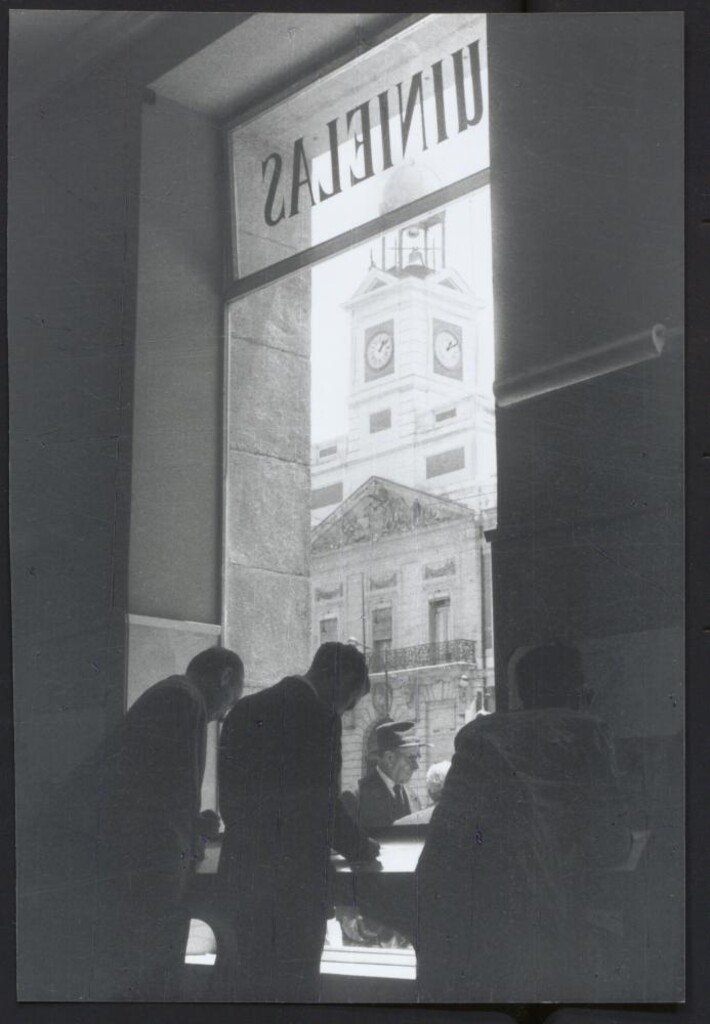 Miniatura de La Puerta del Sol desde una casa de apuestas