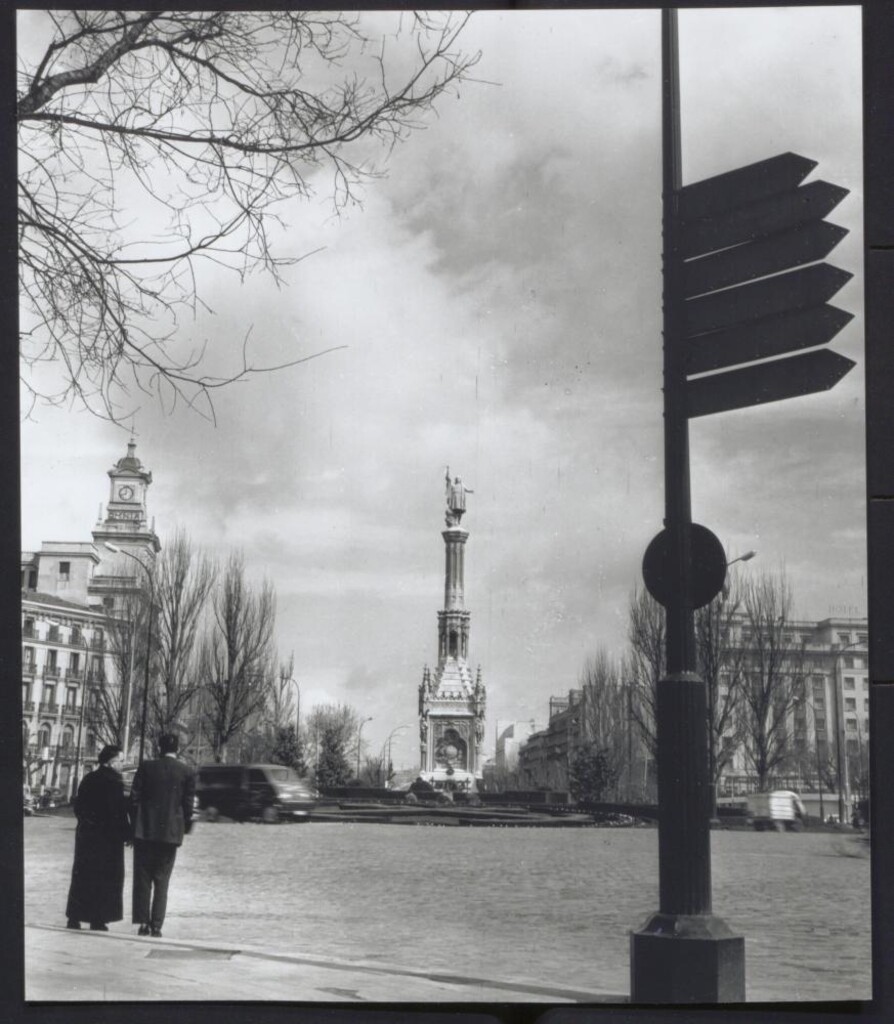 Miniatura de Plaza de Colón con el monumento en el centro