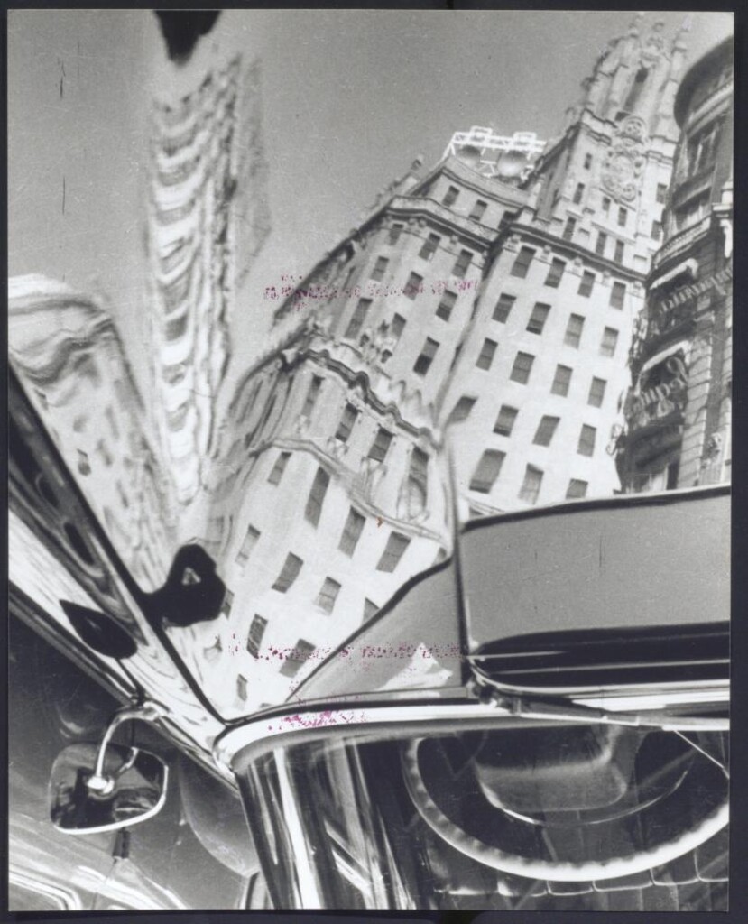 Miniatura de Reflejo del edificio de la Telefónica en un coche