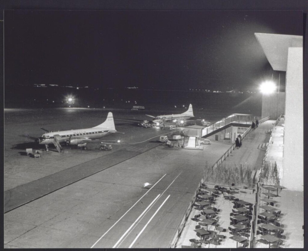 Miniatura de Vista nocturna de las pistas del aeropuerto de Barajas
