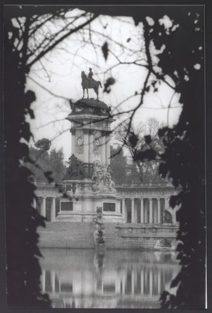 Miniatura de Estatua de Alfonso XII y estanque