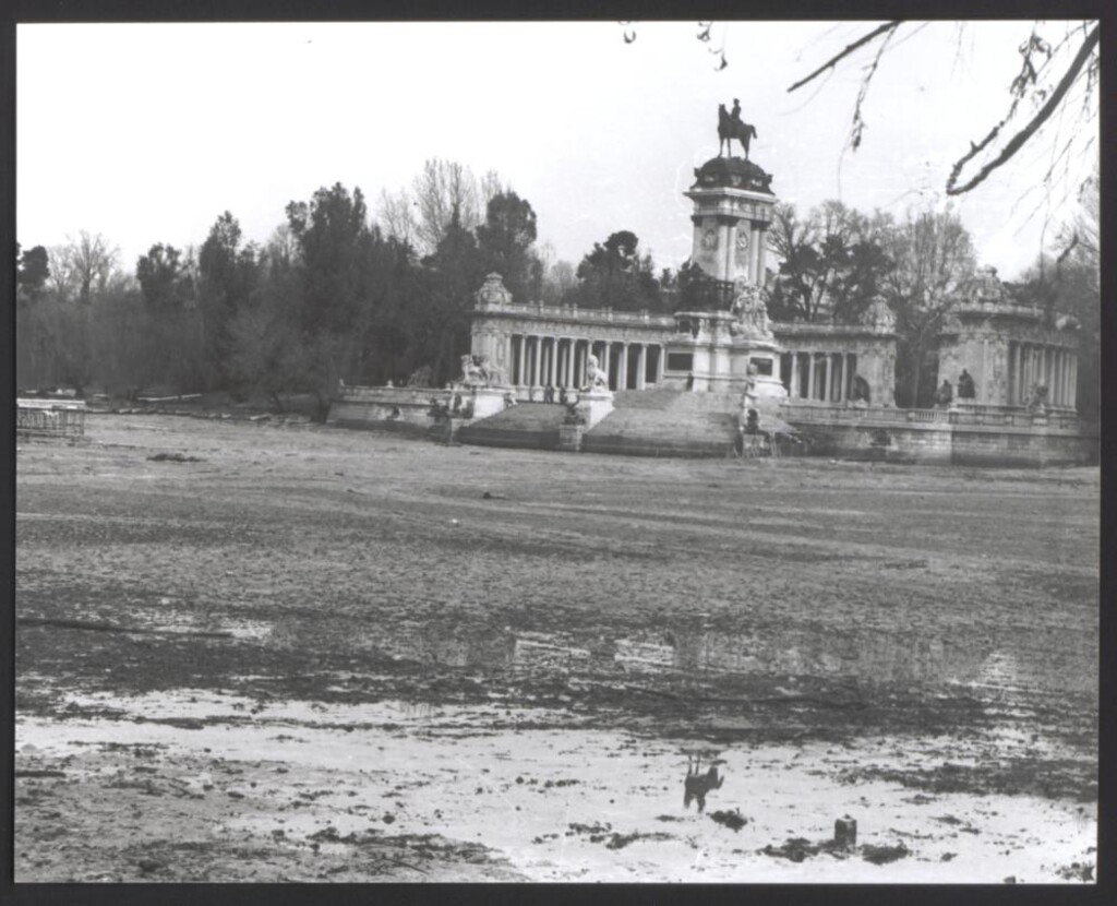Miniatura de El estanque del Retiro vacío