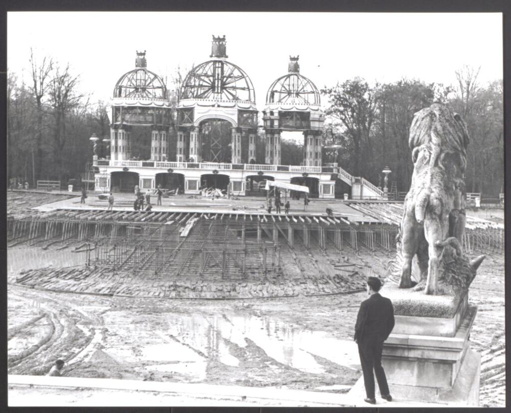 Miniatura de Estanque del Retiro con construcción efímera