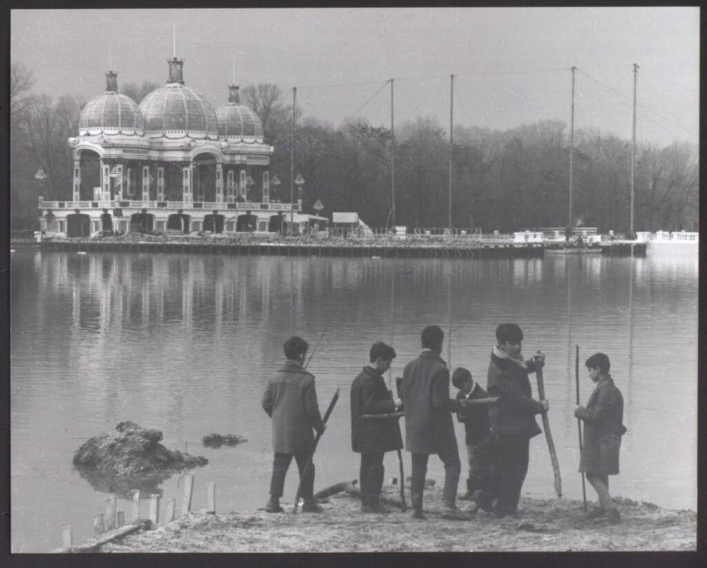 Miniatura de Estanque del Retiro con construcción efímera