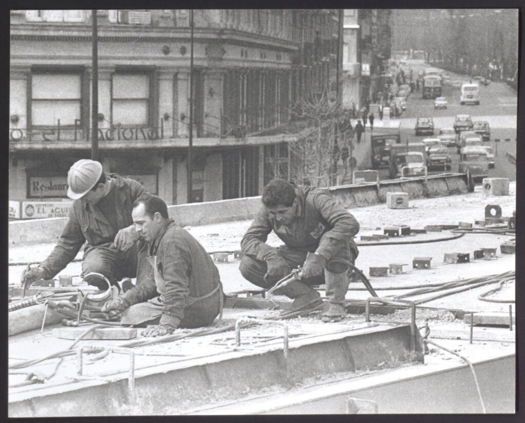 Miniatura de Operarios trabajando en la construcción del Scalextric de Atocha