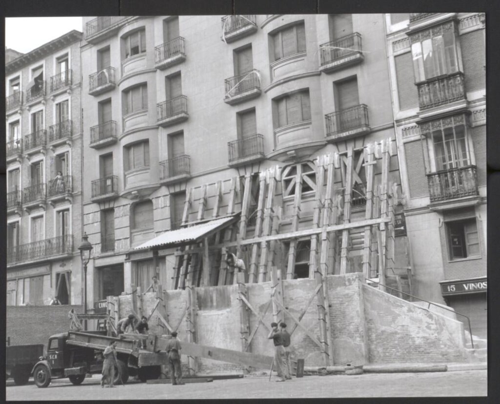 Miniatura de Obras en la calle Princesa para entrar a los edificios por la planta baja