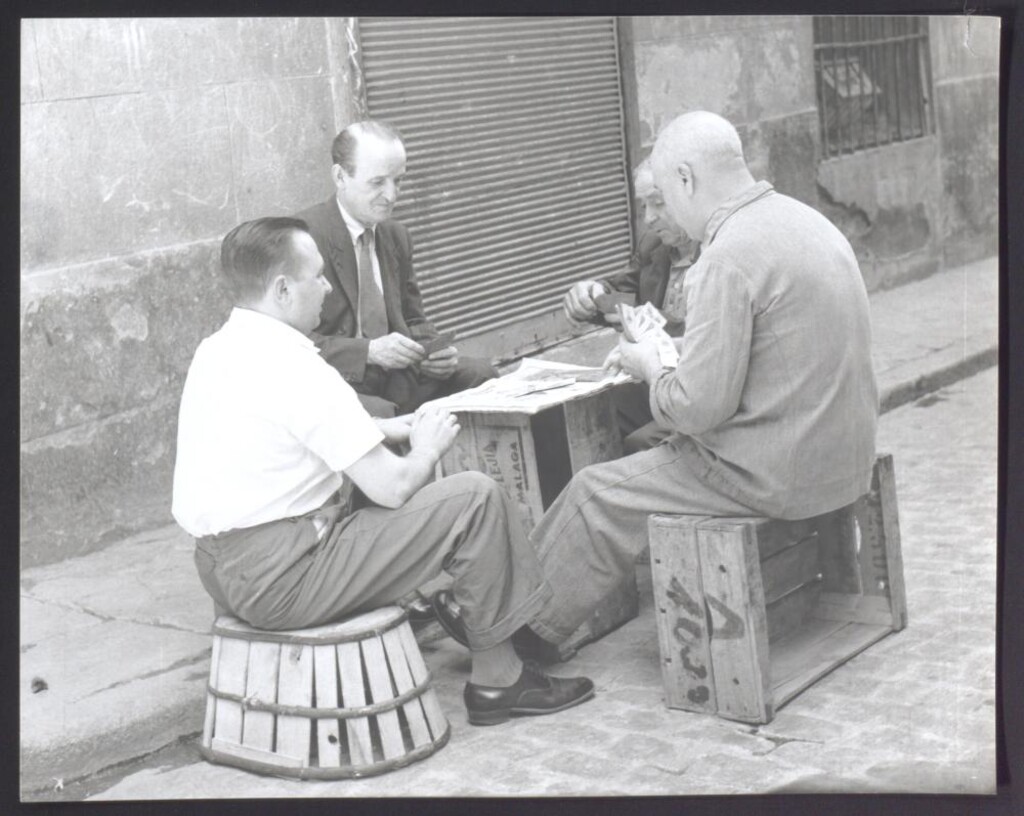 Miniatura de Hombres jugando a las cartas en la calle