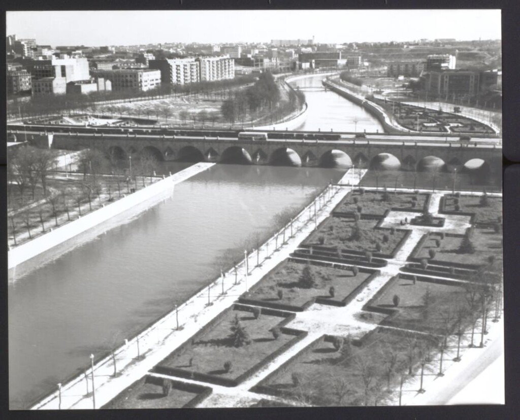 Miniatura de Canalización del río Manzanares en el Puente Segovia