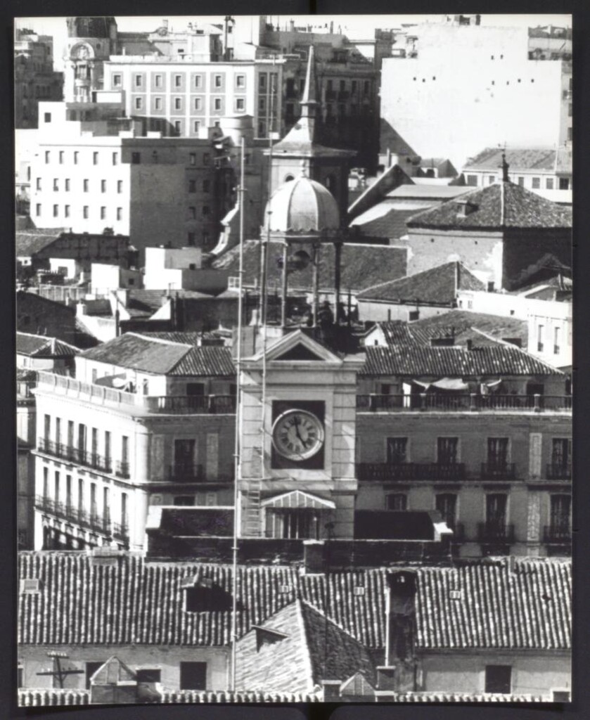 Miniatura de El reloj de la Puerta del Sol desde Carretas